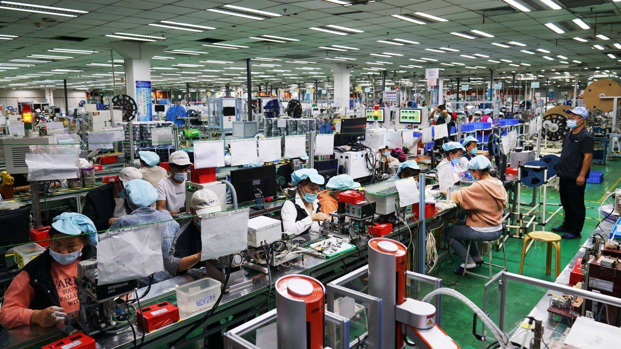 عمال في منصع لشركة (فوكسكون) في الصين