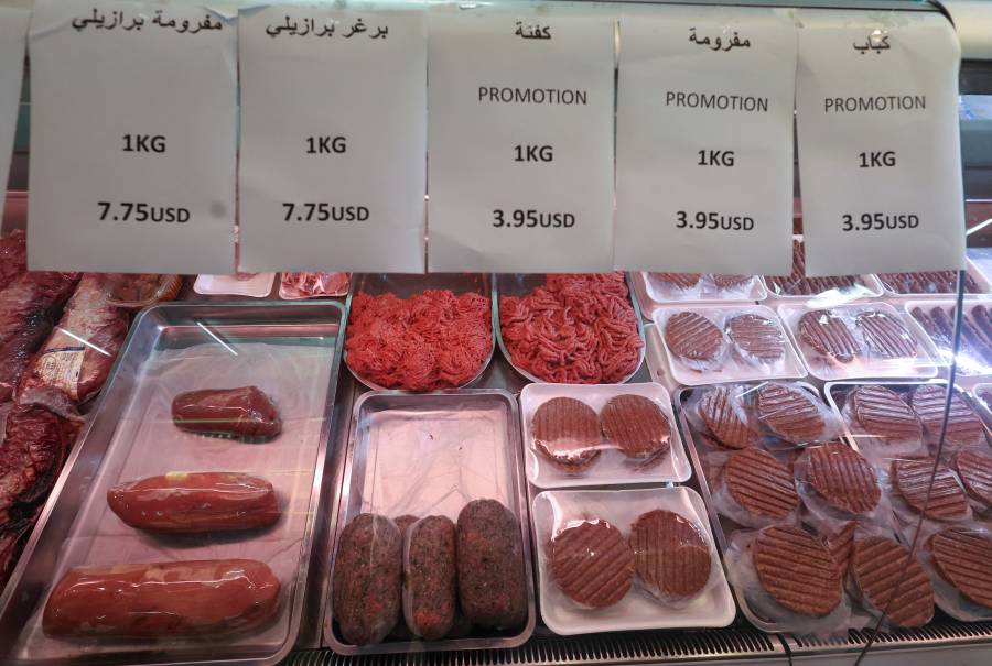لافتات تظهر أسعار اللحوم بالدولار الأميركي في متجر في بيروت