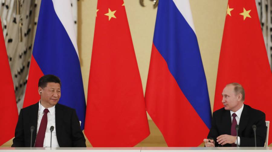 الرئيس الروسي فلاديمير بوتين ونظيره الصيني شي جين بينغ يحضران اجتماعاً في موسكو