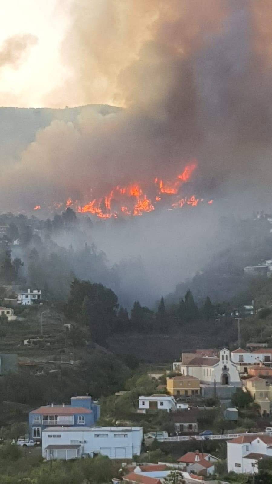 مشهد لحريق هائل في لا بالما، إسبانيا