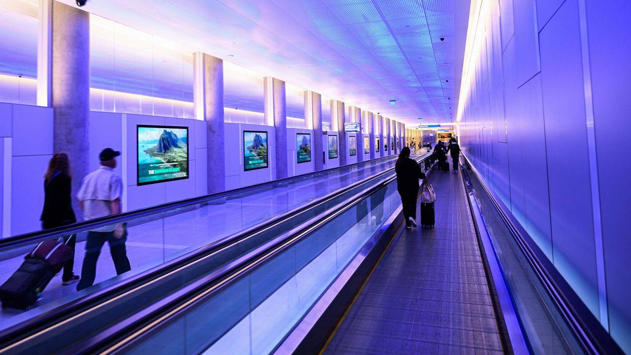تعد الممرات المتحركة، مثل تلك الموجودة في مطار لوس أنجلوس الدولي أمر بالغ الأهمية
