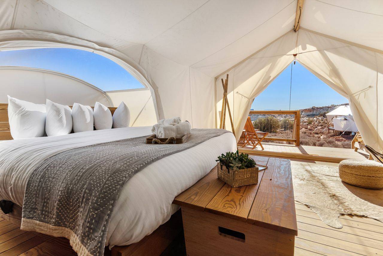 تضم الخيمة سرير كينغ تعلوه نافذة للاستمتاع بإطلالة استثنائية لسماء الليل المتلالئة بالنجوم