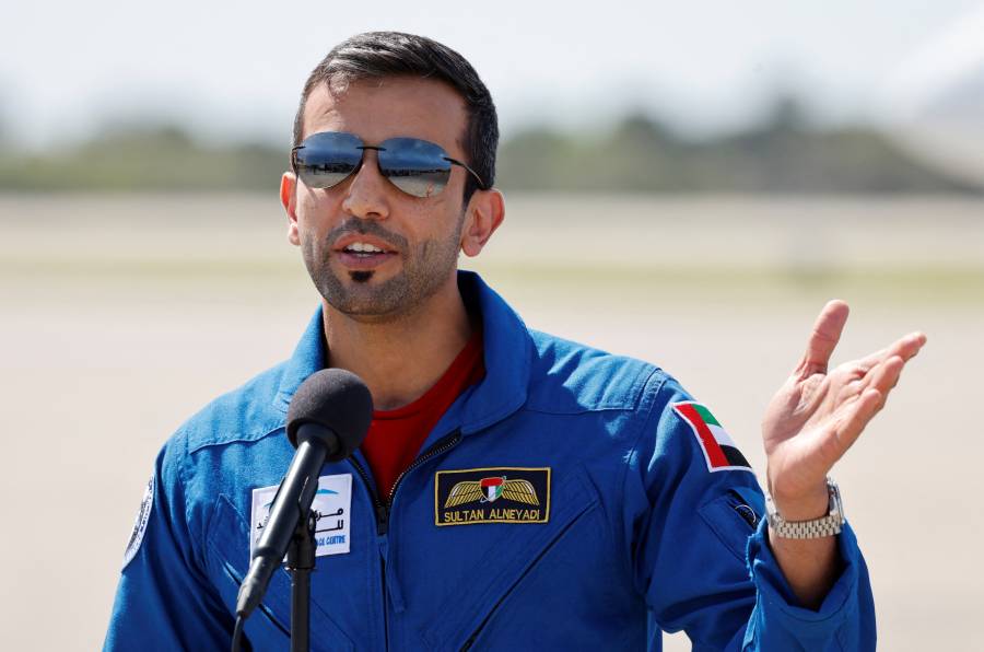 صورة رائد الفضاء الإماراتي سلطان النيادي