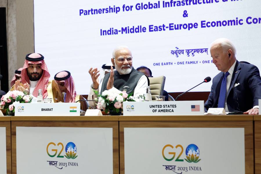 رئيس وزارء الهند يجلس في قمة مجموعة العشرين وأمامه