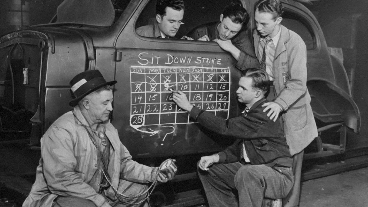 يقوم المضربون بشطب عدد الأيام التي قضوها في الإضراب في مصنع شيفروليه للسيارات التابع لشركة جنرال موتورز في فلينت في 10 فبراير 1937
