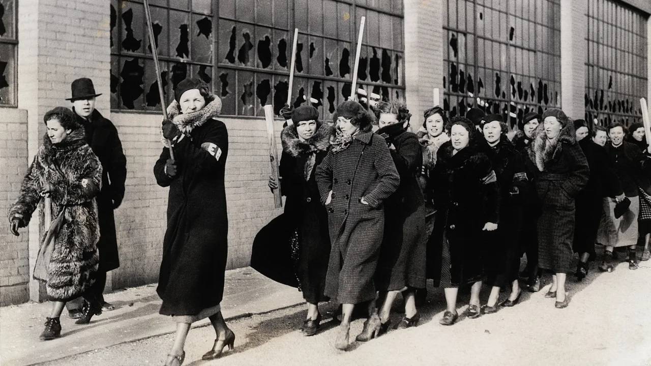 كما أدى إضراب عام 1936 إلى تشجيع العمال في القطاعات الصناعية الأخرى على تشكيل نقابات ودعم موجة من الإضرابات.