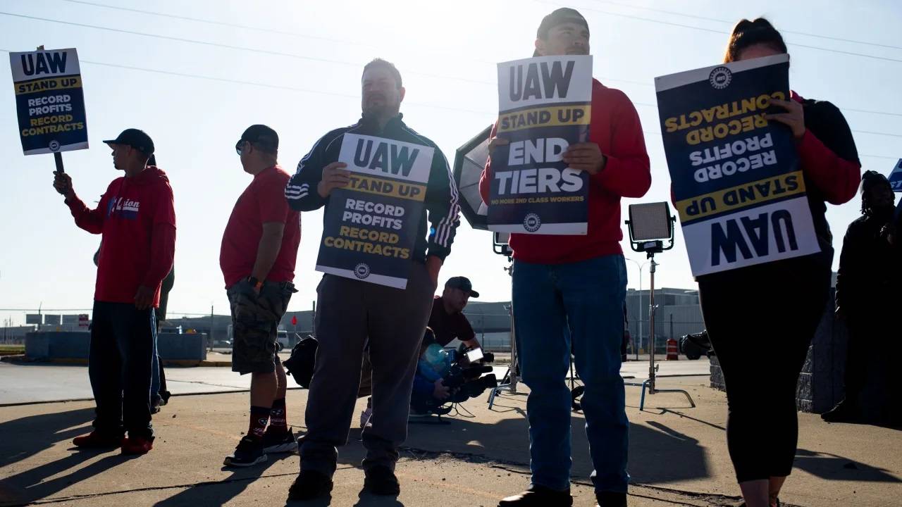 أعضاء اتحاد عمال السيارات في اعتصام خارج مصنع فورد في واين، ميشيغان، يوم الجمعة الماضي