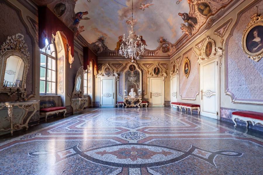 إحدى غرف قلعة سانازارو الإيطالية
