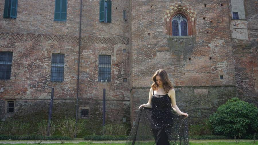 لودوفيكا سانازارو ناتا  ترتدي فستان أسود أمام قلعة سانازارو الإيطالية