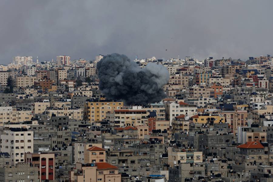 دخان يتصاعد جراء هجمات إسرائيل على قطاع غزة