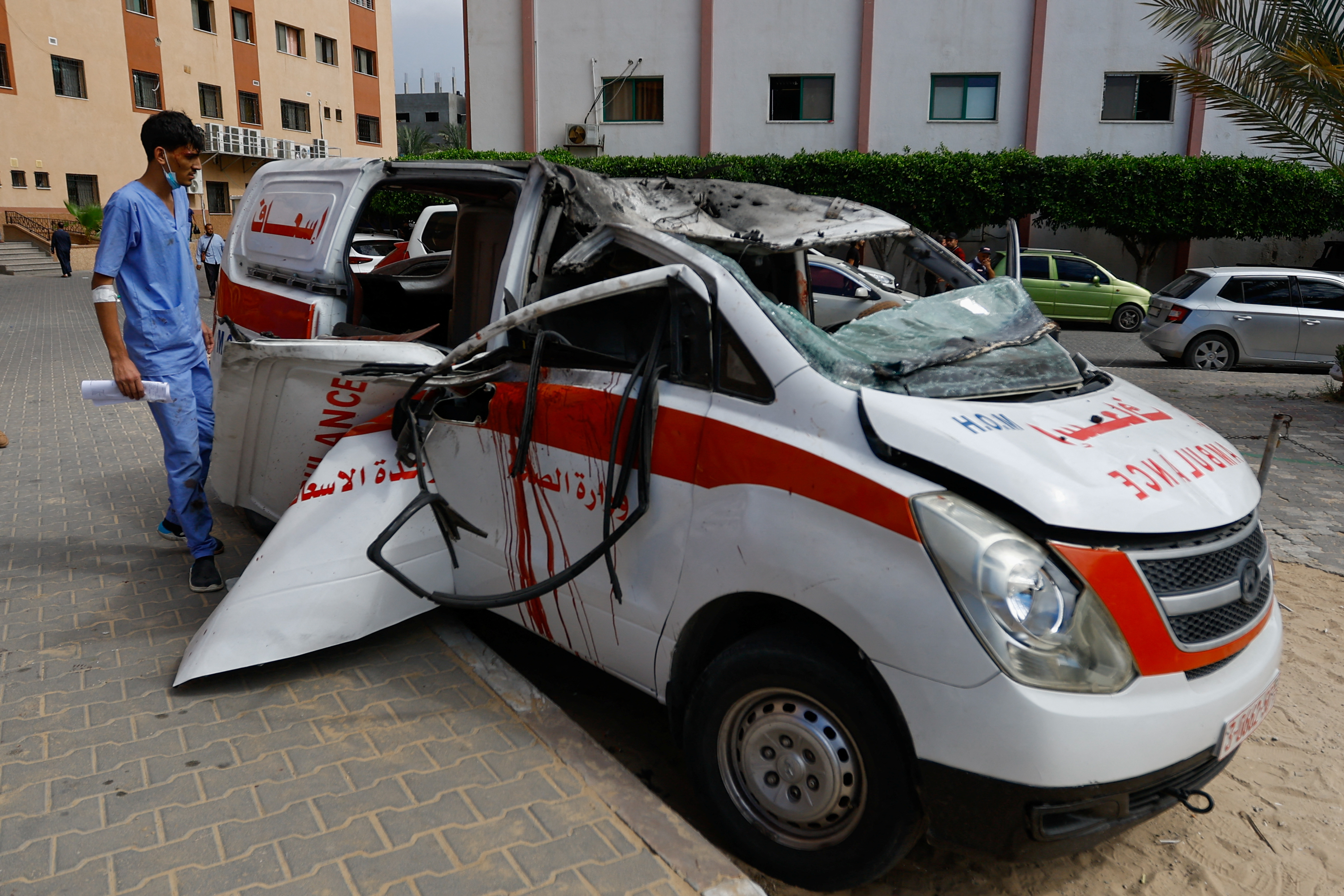 سيارة إسعاف مدمرة في قطاع غزة