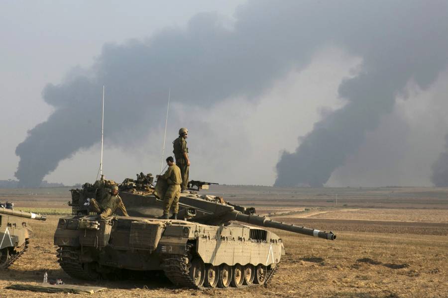 جنود إسرائيليون فوق دبابة