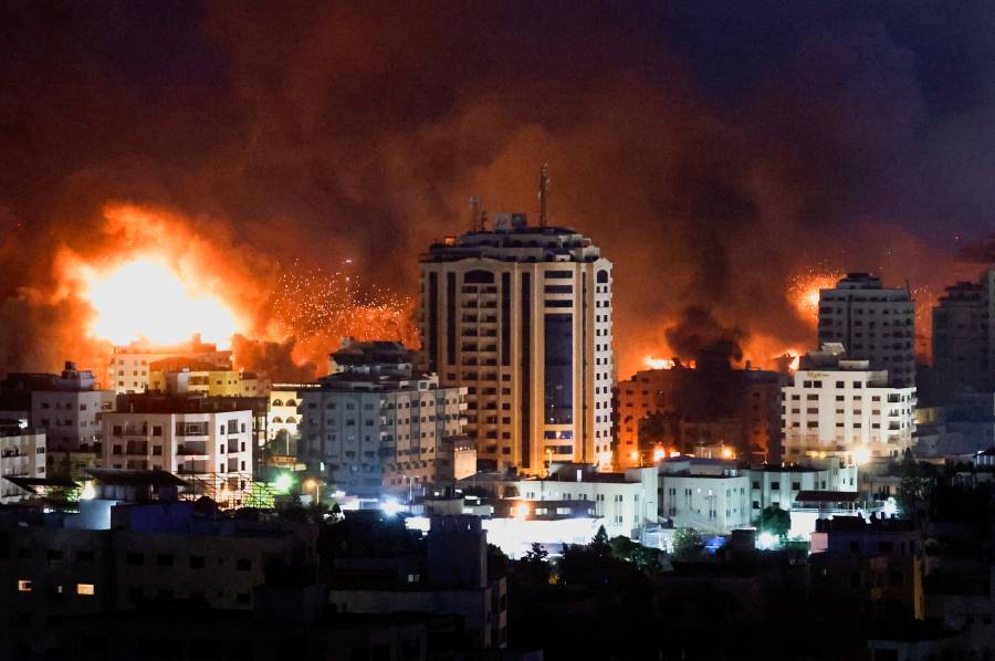 انفجارات ضخمة وارتفاع لألسنة اللهب والدخان جراء القصف الإسرائيلي لقطاع غزة