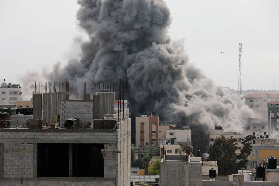 الدخان يتصاعد من قطاع غزة جراء القصف الإسرائيلي