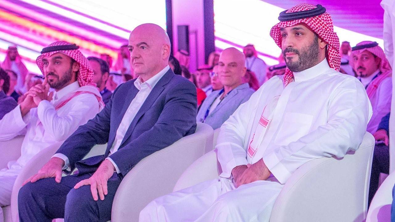 ولى العهد السعودي الأمير محمد بن سلمان يجلس بجوار رئيس الاتحاد الدولي لكرة القدم الفيفا