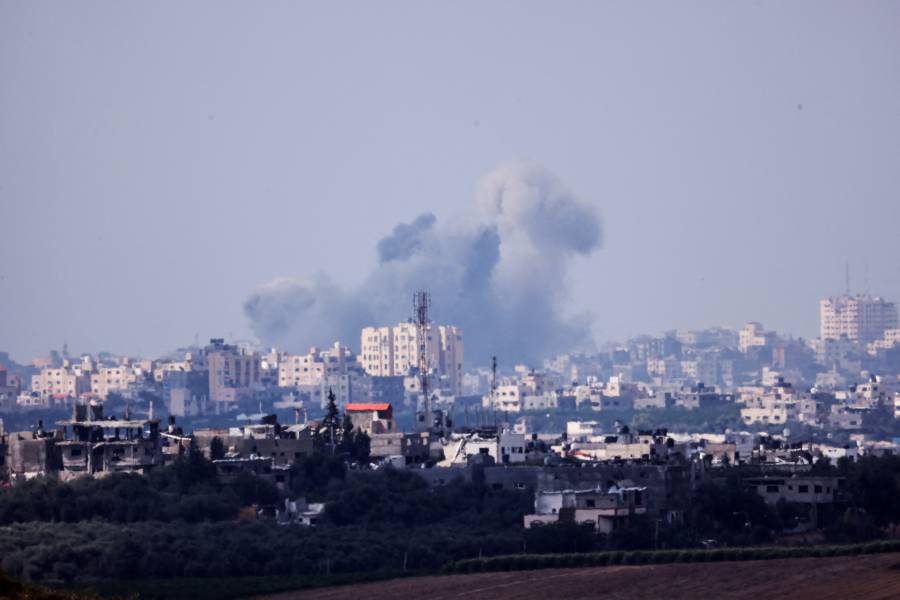 دخان متصاعد جراء القصف الإسرائيلي على قطاع غزة