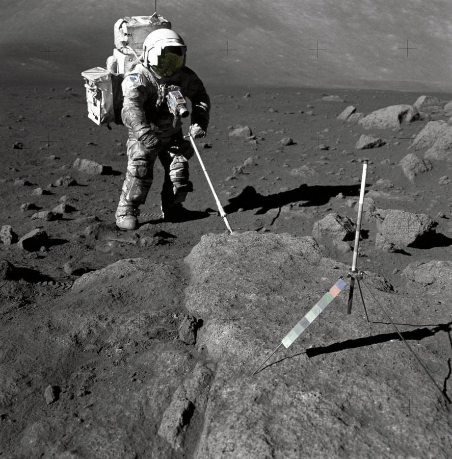 استخدم الجيولوجي ورائد الفضاء هاريسون شميت مغرفة أخذ عينات قابلة للتعديل لاستعادة عينات القمر خلال مهمة أبولو 17 في عام 1972
