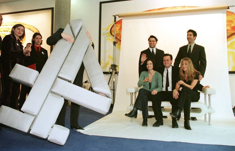 طاقم عمل المسلسل التلفزيوني الأميركي فريندز يقفون لالتقاط الصور في مركز تلفزيون القناة الرابعة