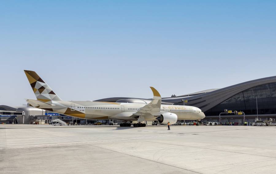 طائر طيران الاتحاد بمطار ابو ظبي