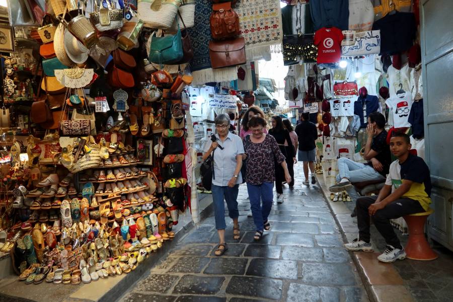 سياح يتجولون في سوق سياحي بتونس