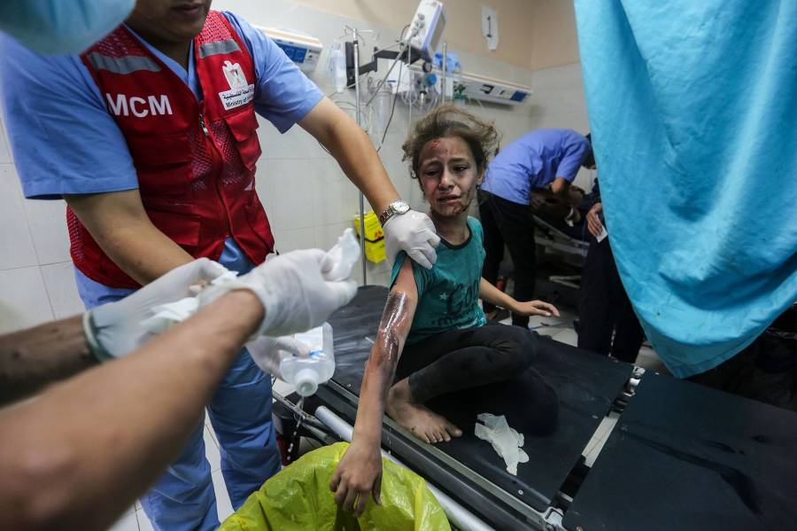 طفلة فلسطينية تتلقى العلاج في مركز ناصر الطبي بعد قصف في خان يونس، غزة