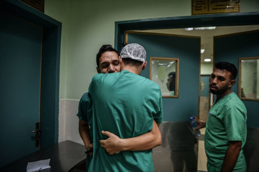 ممرض فلسطيني في مستشفى ناصر بخان يونس، غزة، ينعي بعد تلقيه نبأ مقتل شقيقه في 9 نوفمبر تشرين الثاني