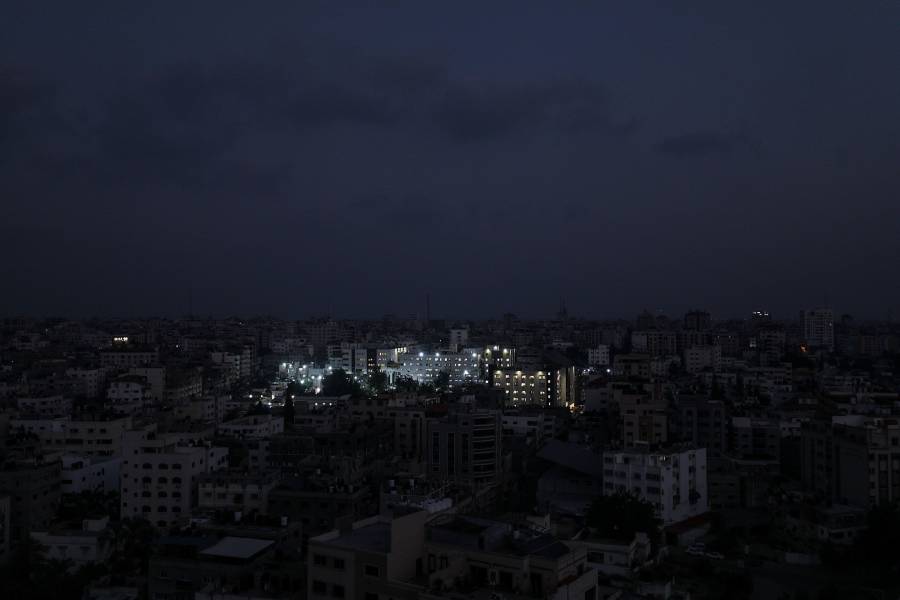 مستشفى الشفاء يضيء في مدينة غزة وسط نقص الوقود