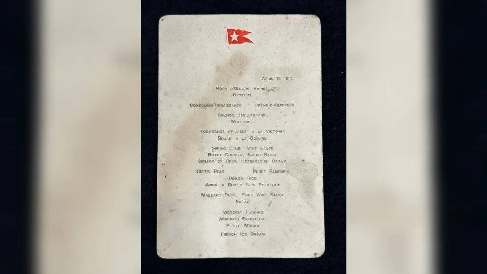 صورة تظهر قائمة طعام الدرجة الأولى لتيتانيك وعليها تاريخ اليوم