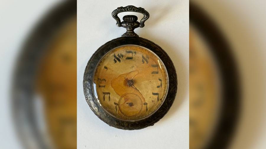 صورة تظهر ساعة جيب قديمة