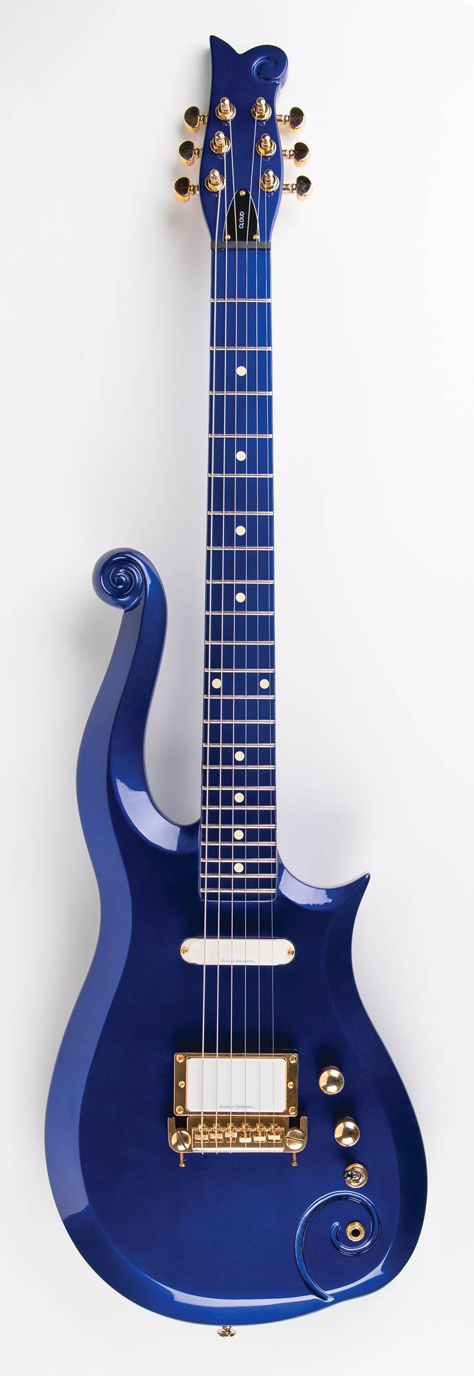 مزاد على مقتنيات برنس تحتوي على جيتار أزرق