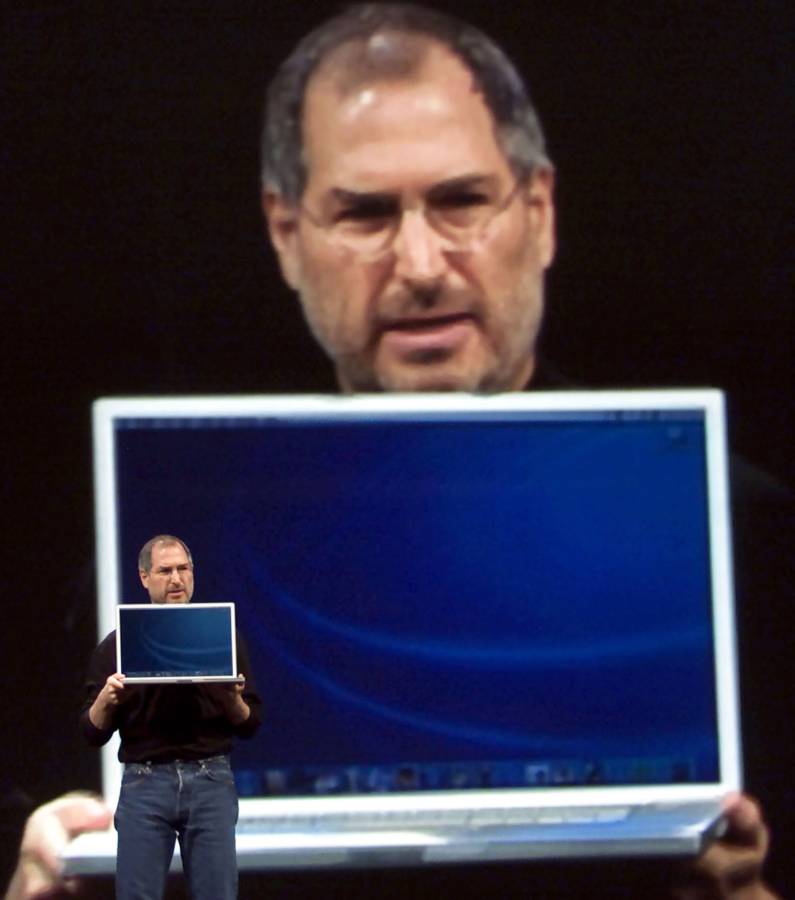 ستيف جوبز يحمل حاسب أبل