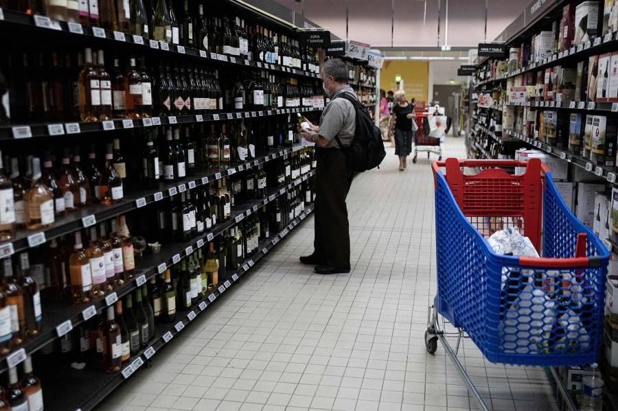 مستهلكون يتسوقون لشراء النبيذ في مدينة تولوز الفرنسية في سبتمبر أيلول
