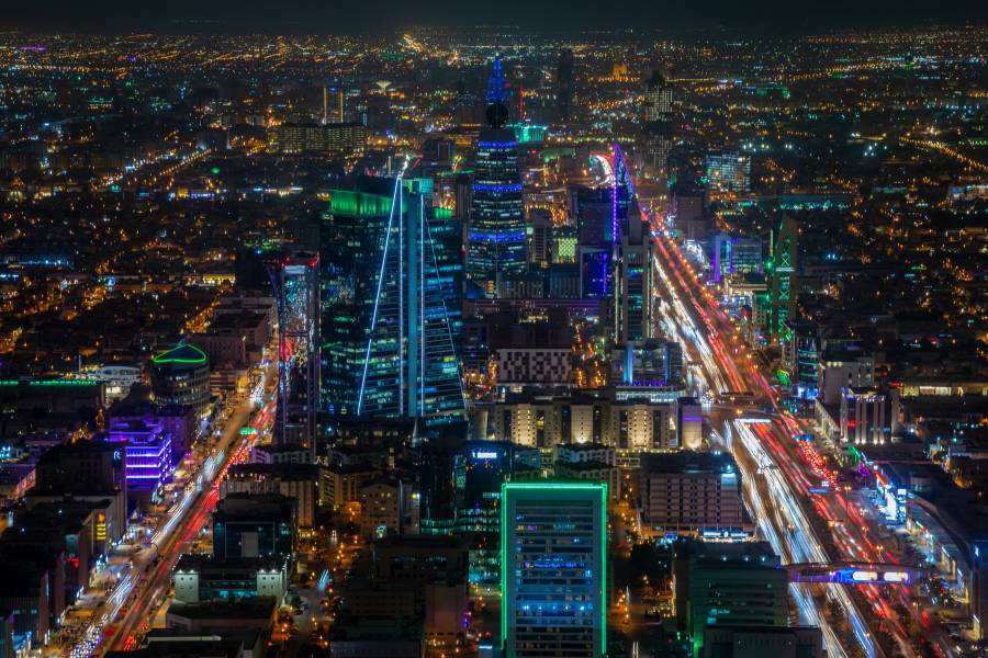 صورة تُظهر مباني الرياض في الليل