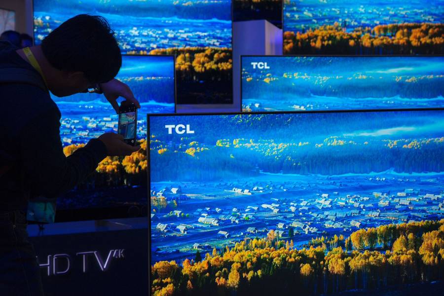 رجل يصور تلفزيونات تي سي إل عالية الدقة خلال معرض الإلكترونيات الاستهلاكية لعام 2017 في مركز مؤتمرات لاس فيغاس