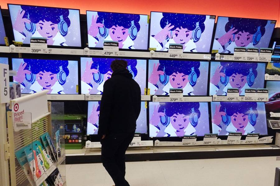 متسوق ينظر إلى أجهزة التلفزيون في متجر في إنديانابوليس بولاية إنديانا الأميركية