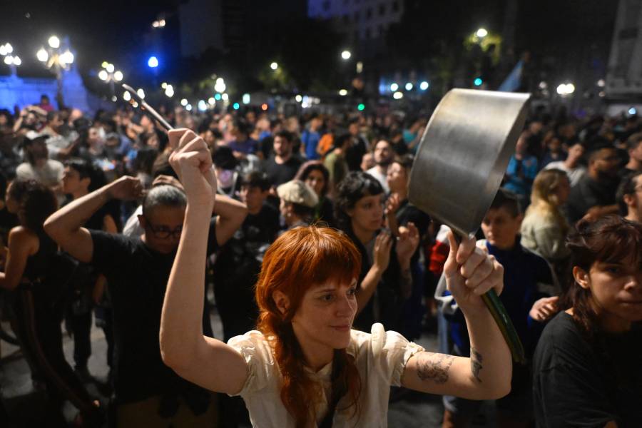 المتظاهرون في الأرجنتين خلال مظاهراتهم