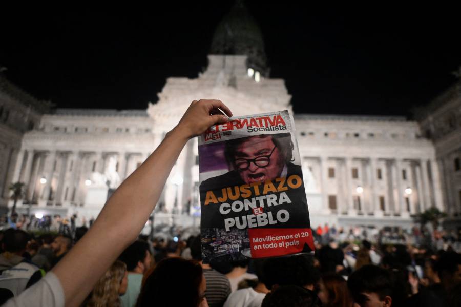 المتظاهرون يرفعون صورة للرئيس الأرجنتيني الجديد خافيير مايلي وعليها عبارات رافضة لقراراته