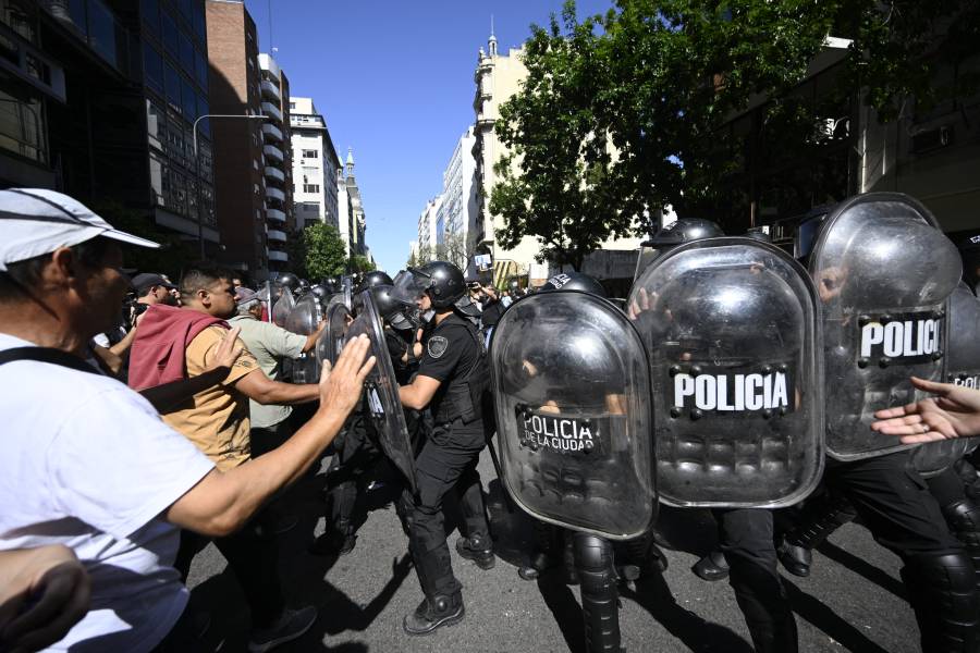 قوات مكافحة الشغب خلال المظاهرة ضد  الإجراءات التقشفية في الأرجنتين