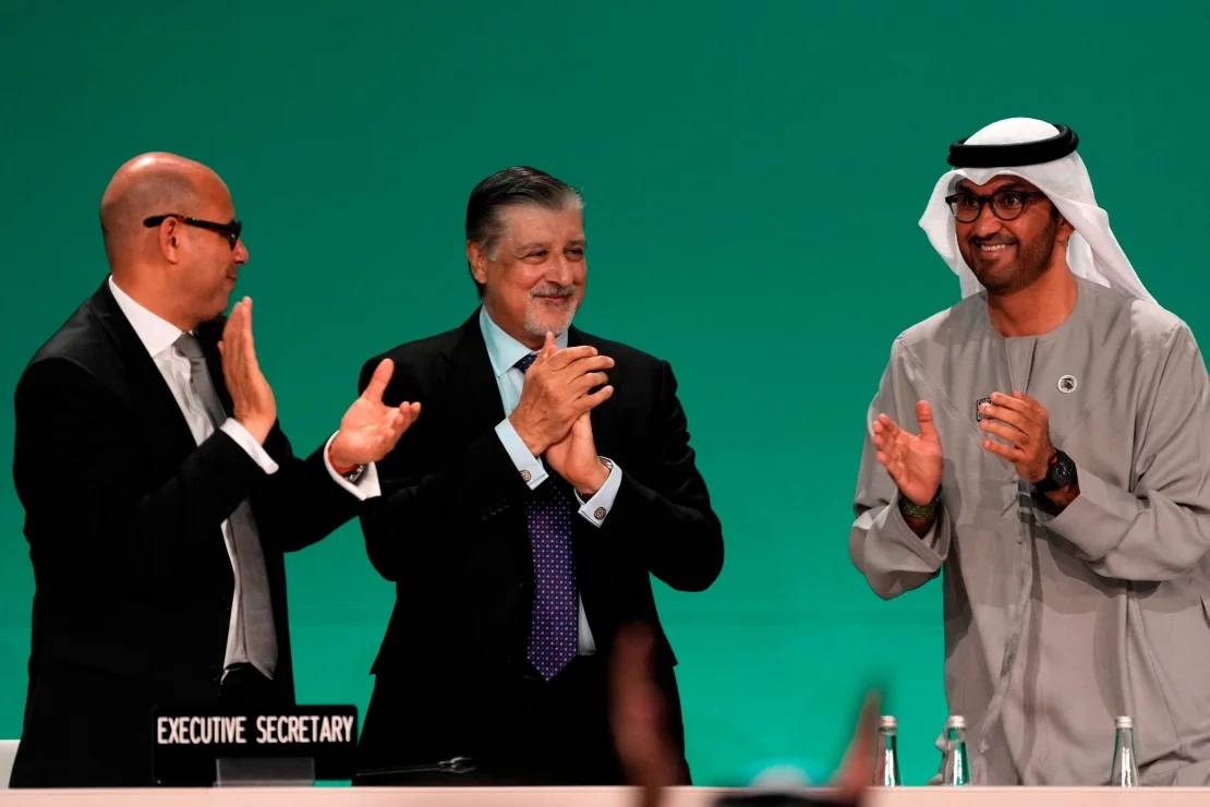 رئيس (كوب 28) سلطان الجابر، والرئيس التنفيذي للقمة عدنان أمين، والأمين التنفيذي للأمم المتحدة لتغير المناخ سيمون ستيل، فور الإعلان عن اتفاق الإمارات