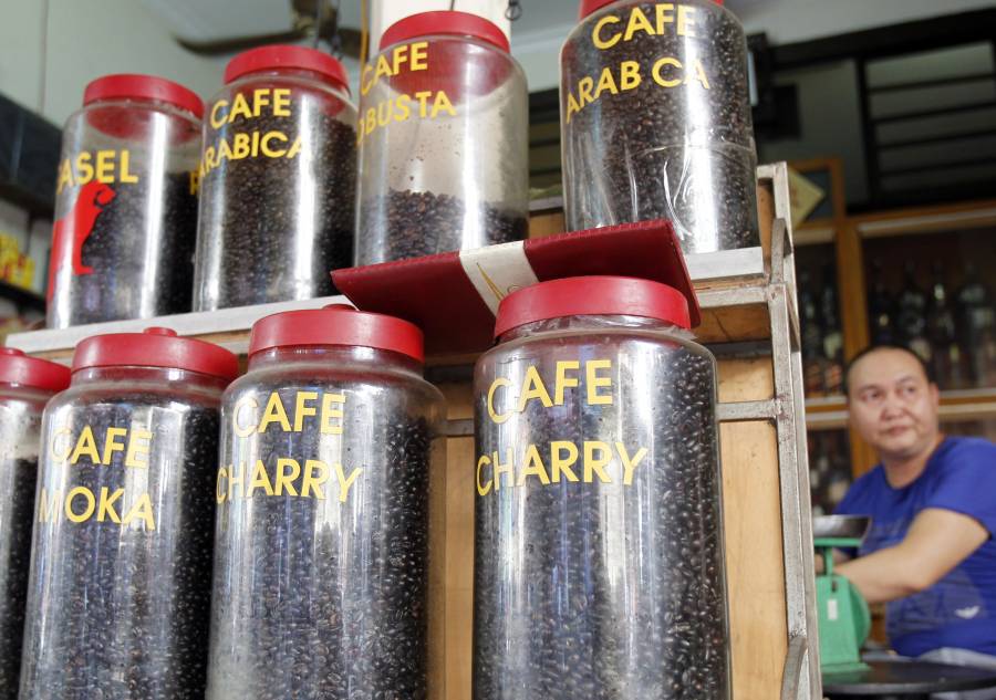 بائع قهوة يعرض القهوة للبيع في أحد المتاجر
