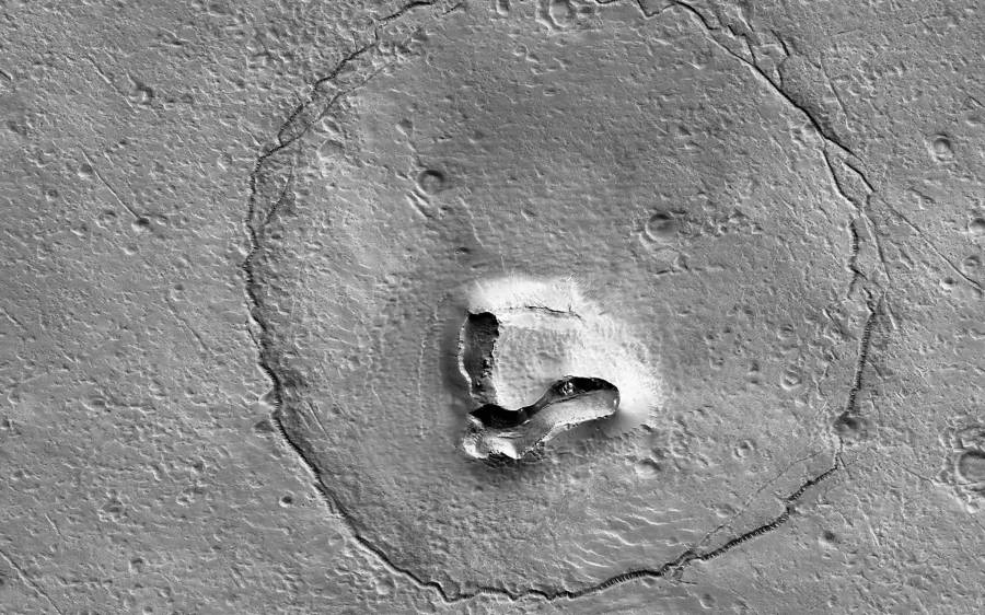صورة لجبل على شكل دُب على سطح كوكب المريخ (ناسا)