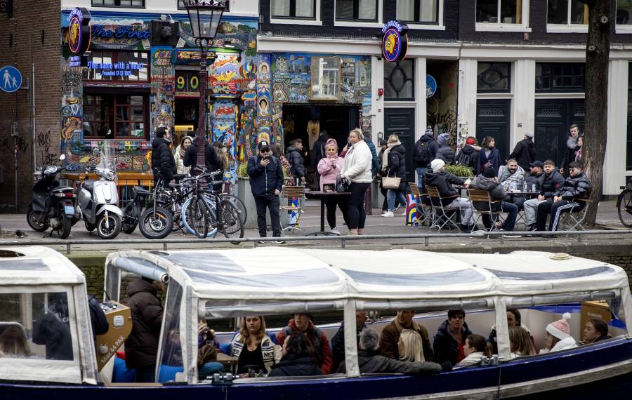 السائحون بمدينة أمستردام