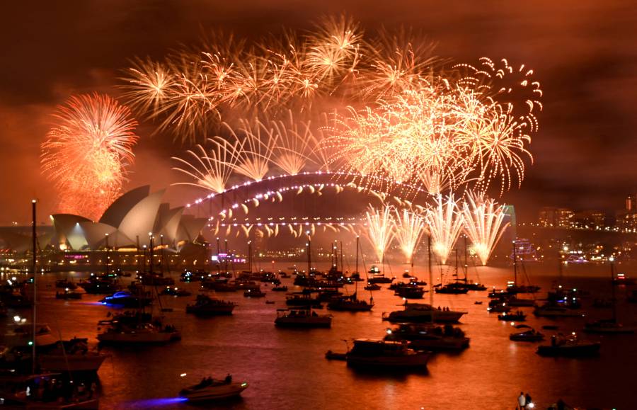 الألعاب النارية تضيء سماء سيدني احتفالاً بالعام الجديد والعشرات في كوارب يتابعون الحدث