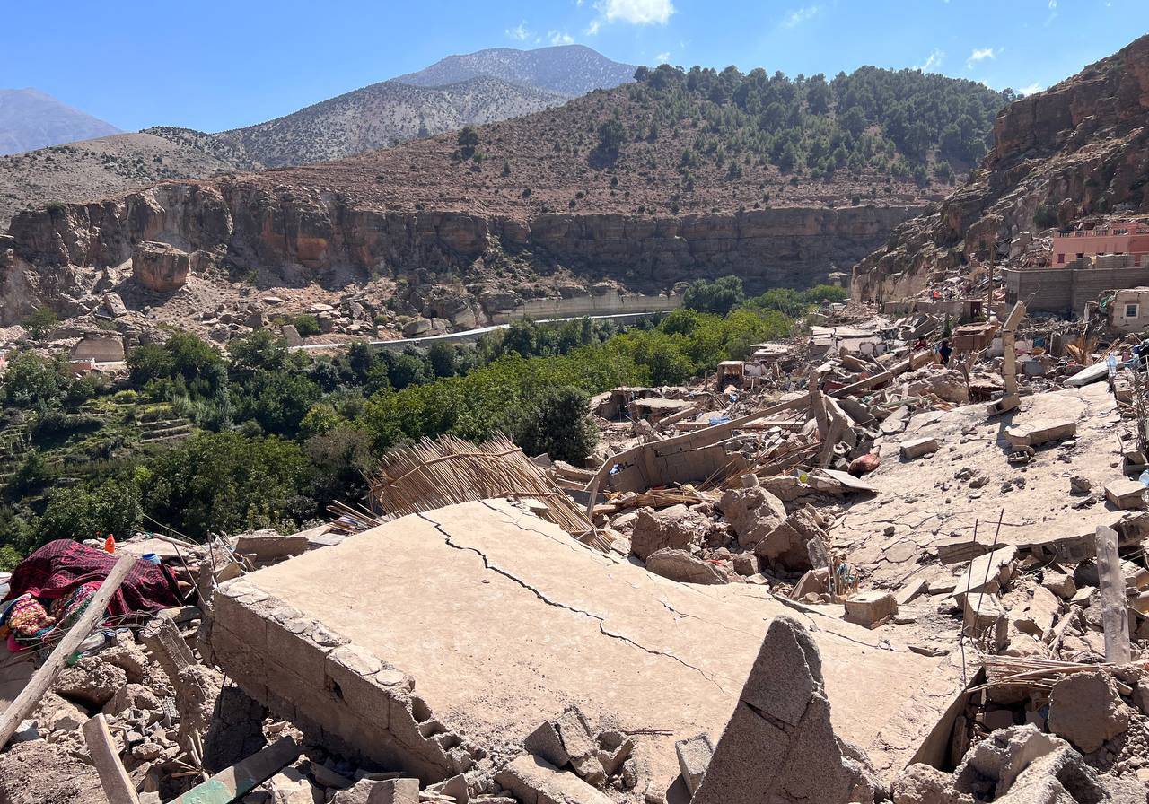 تضرر المباني بعد زلزال المغرب بقوة 7 درجات على بعد 20 كيلومتراً من بلدة أمزميز في جنوب مراكش. (فرانس برس)