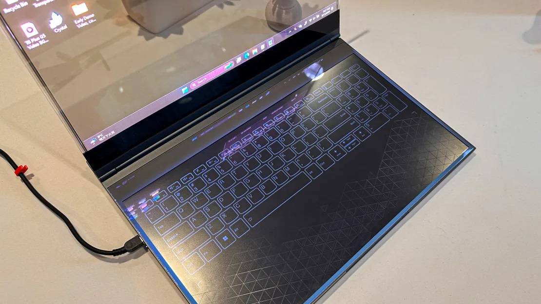 لينوفو تطلق أول كمبيوتر شفاف في العالم