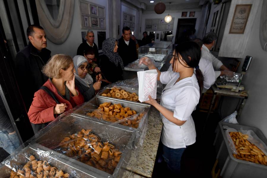 يقف عشرات الزبائن في طابور طويل بوسط العاصمة تونس أمام أحد المتاجر الكبيرة لشراء السكر اللازم لصنع حلوى عيد الفطر.
