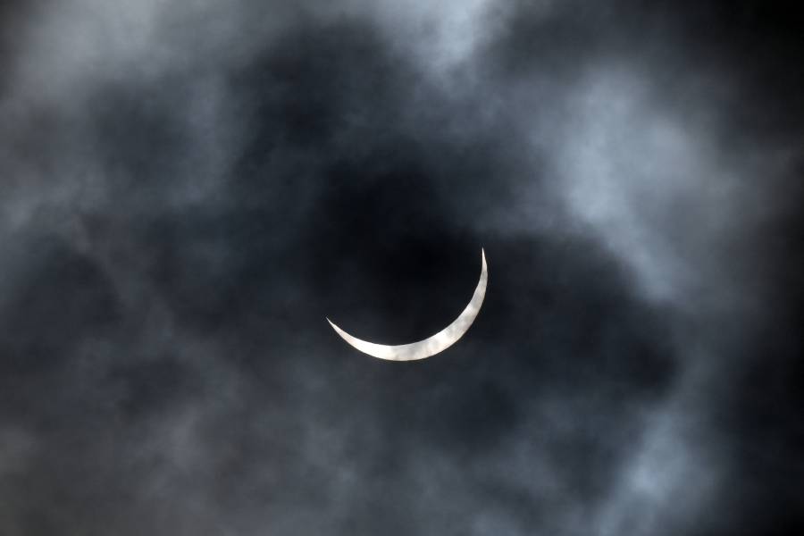 القمر يحجب الشمس أثناء الكسوف الكلي في حديقة شلالات نياغرا