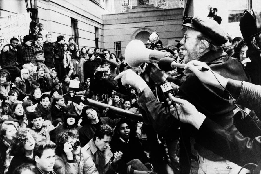 طلاب متظاهرون بجامعة كولومبيا يطالبون بسحب الاستثمارات في أبريل نيسان 1985