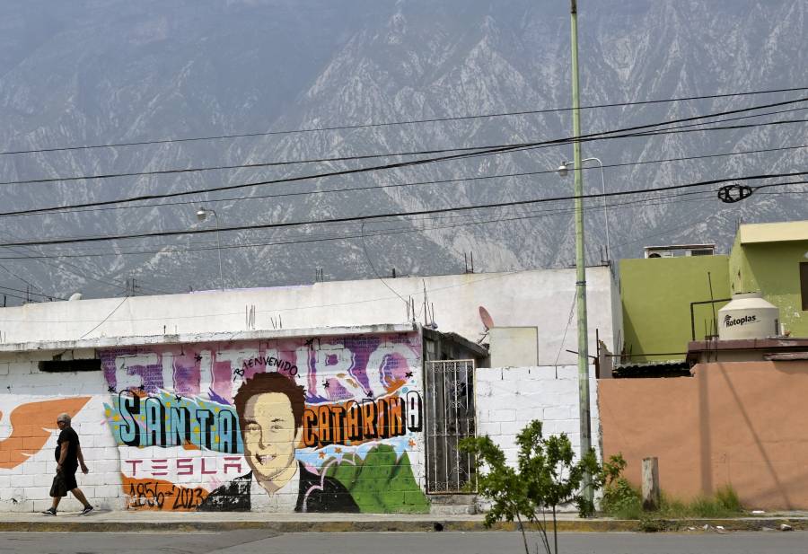 رجل يمر أمام لوحة جدارية للرئيس التنفيذي لشركة تسلا، إيلون ماسك، في سانتا كاتارينا بولاية نويفو ليون بالمكسيك في 29 أبريل 2024 (أ ف ب)
