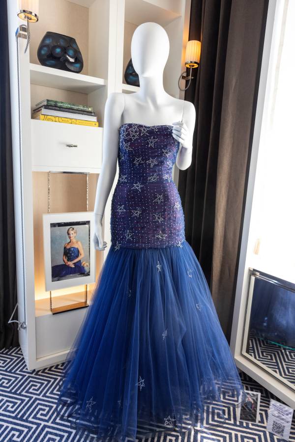 فستان «أميرة ويلز»، الذي ارتدته ديانا لحضور العرض الأول لفيلم فانتوم أوف ذا أوبرا عام 1986 (رويترز)